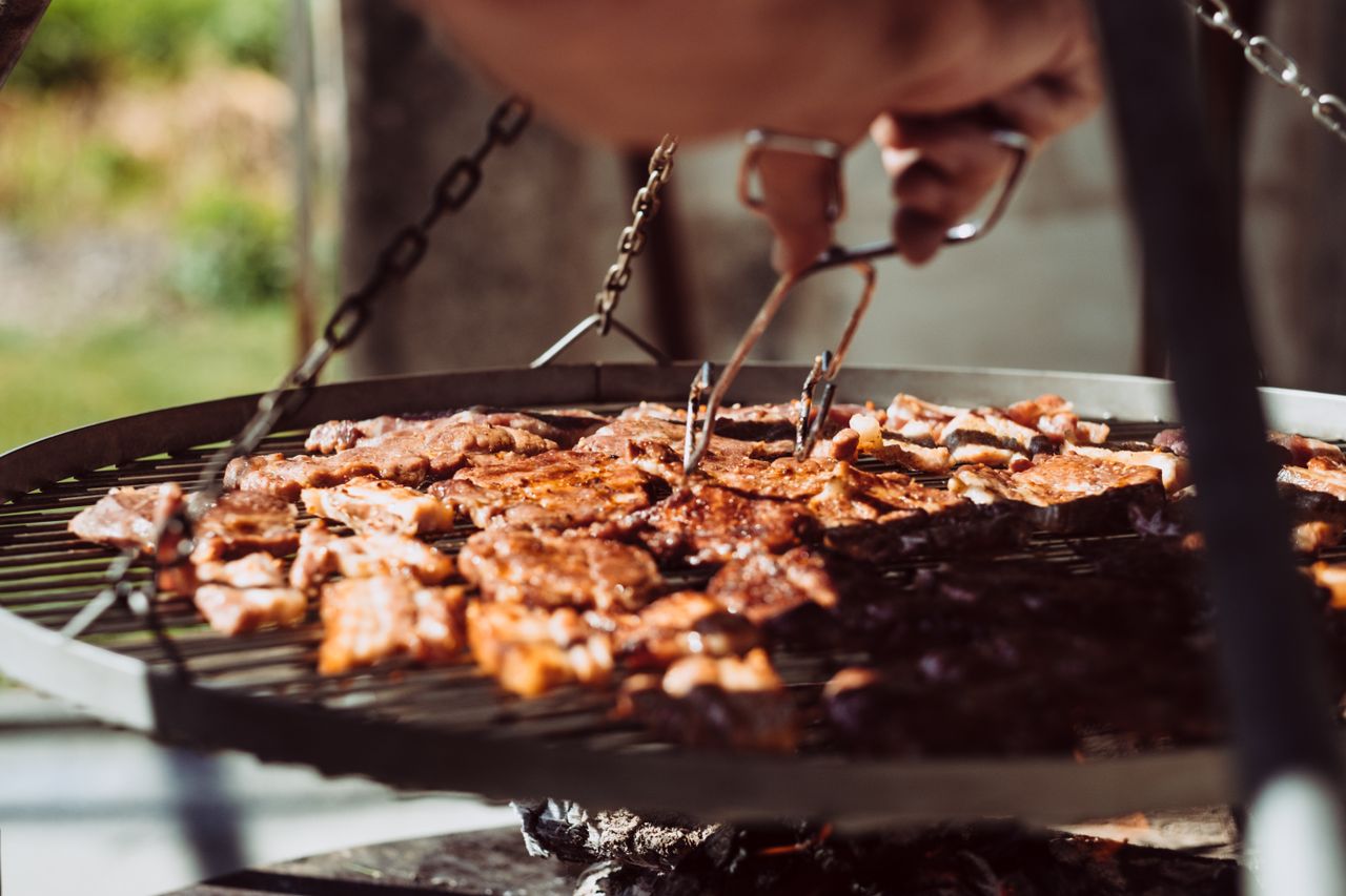 A propos Close-up of beef steaks sizzling on a grill. Perfect for outdoor cooking enthusiasts.
